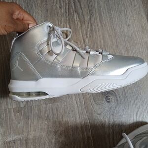 Jordan Max Aura Basketball Silver Sneakers. Size 6Y= 7.5 Womens